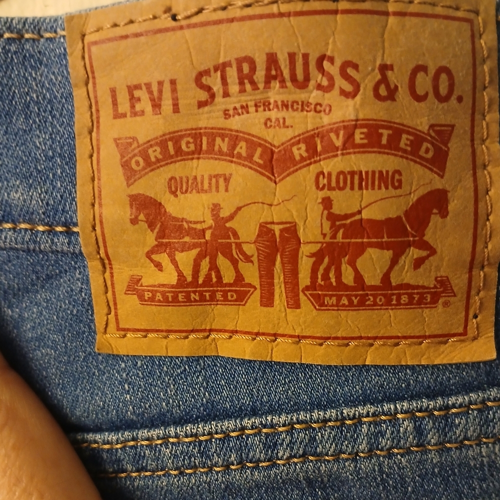 Women's Levis Distressed Denim Shorts. Sz. 33 - Picture 5 of 7